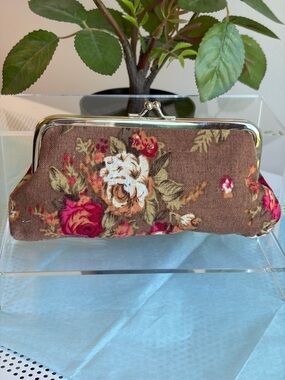 Vintage Floral Kiss-Lock Clutch Wristlet - Brown Rose Print